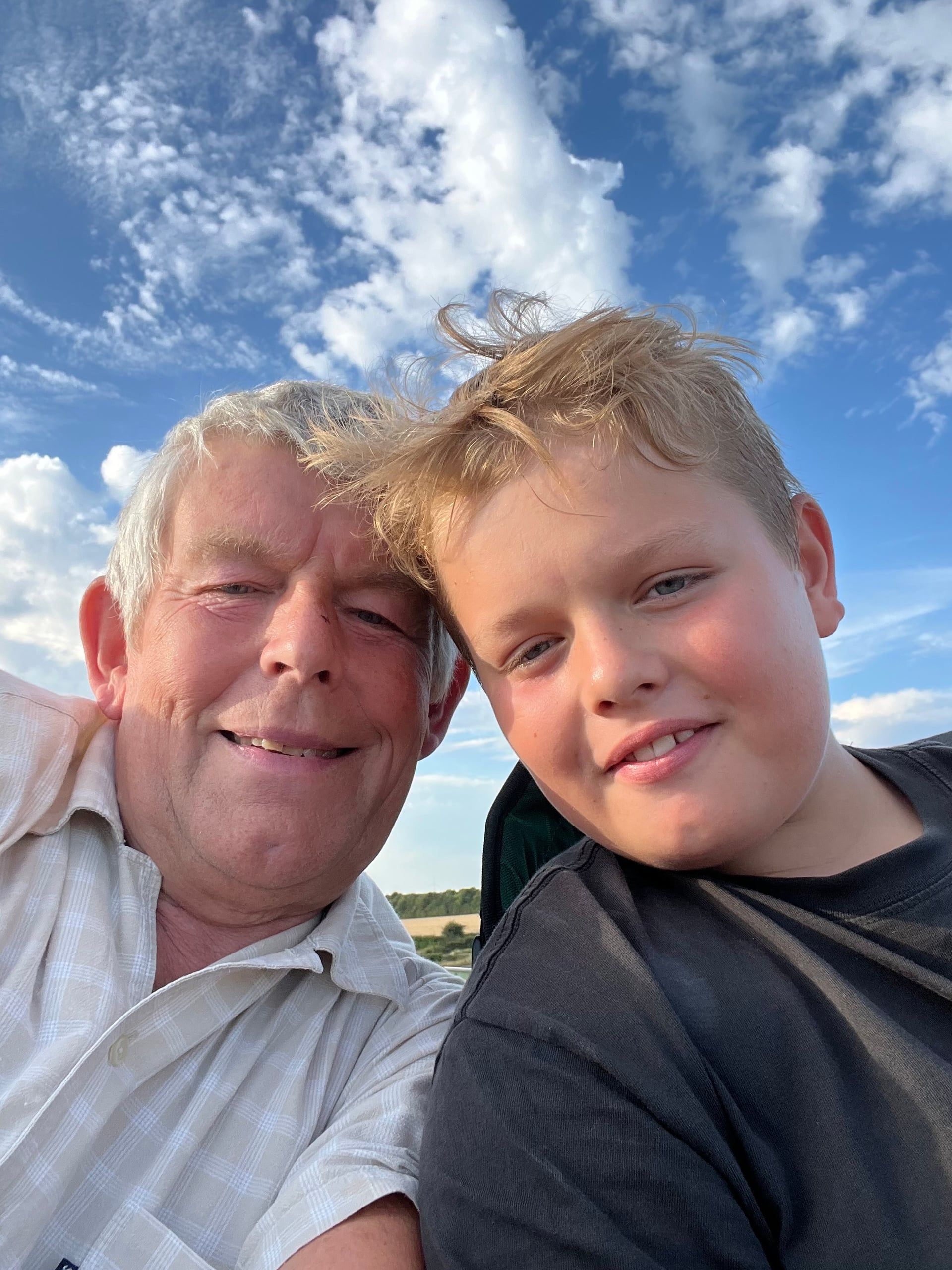 Noah og hans morfar under en blå himmel