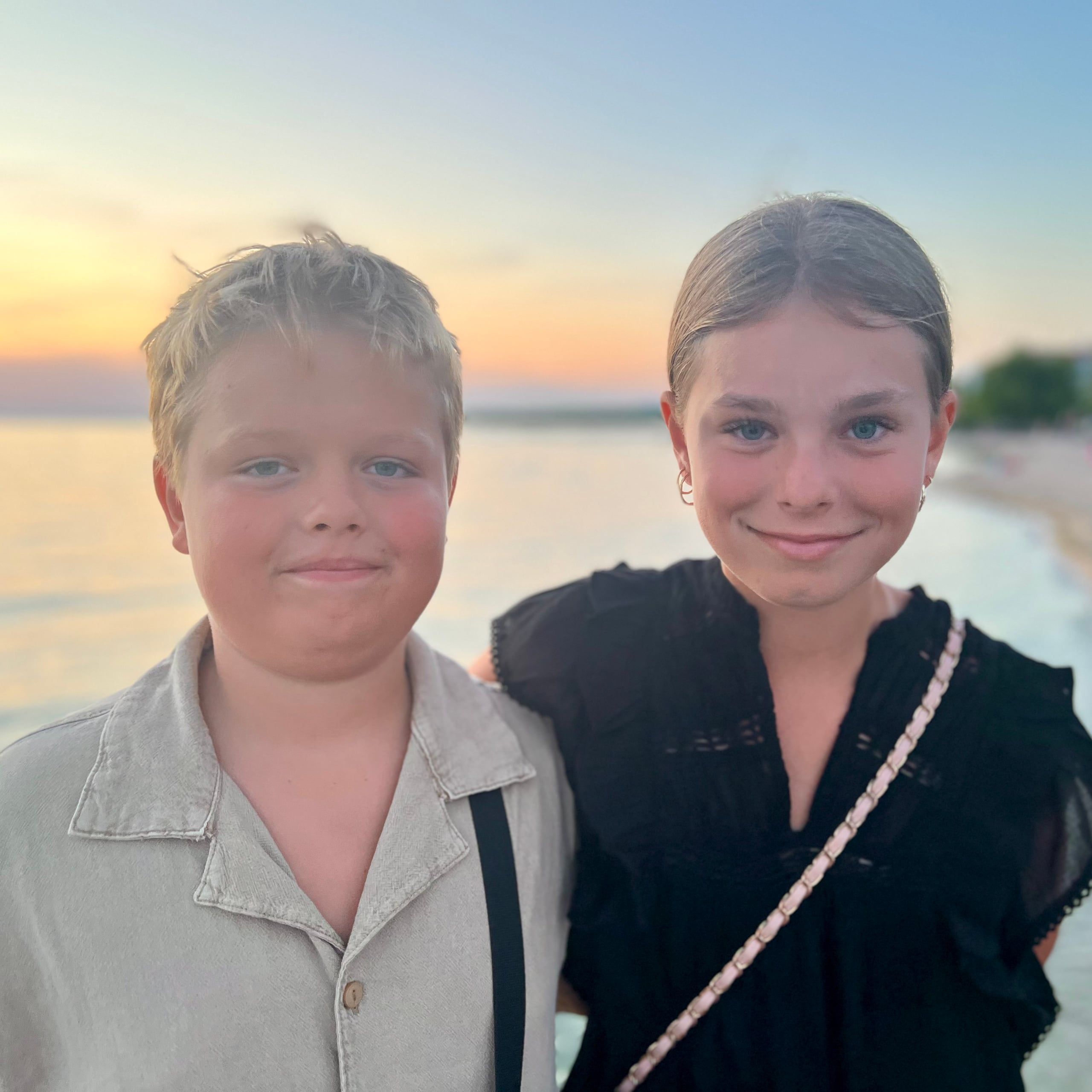 Noah og Naja ved stranden i solnedgang