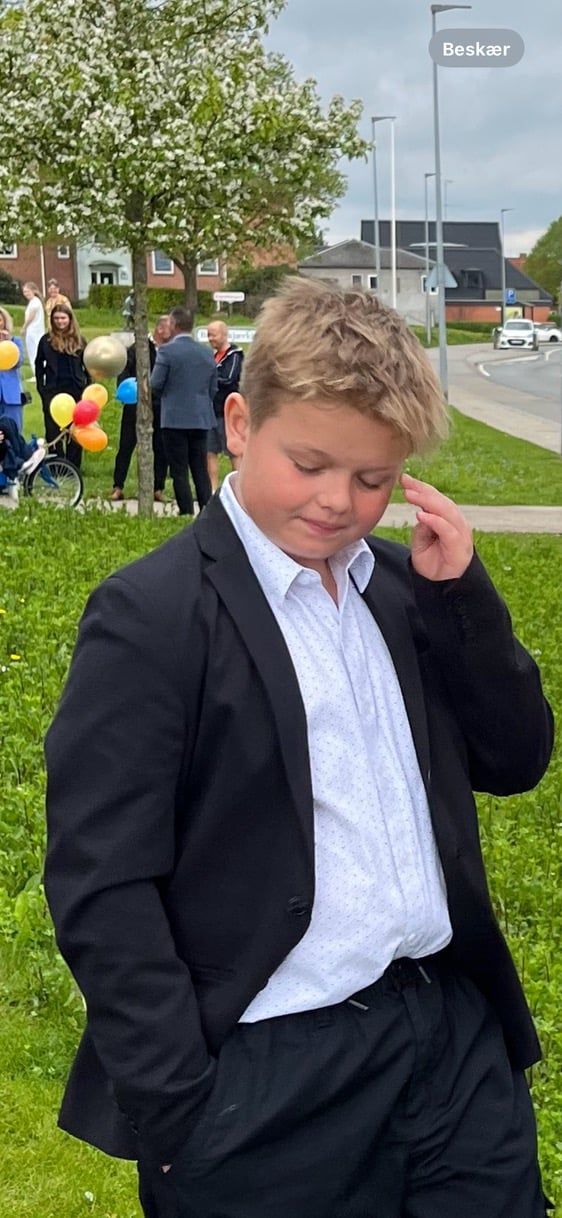 Noah i jakkesæt på en græsplæne